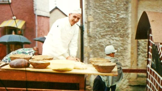 Momentaufnahme früheren Dorflebens: Josef Barth beim Brotbacken im Freien.
